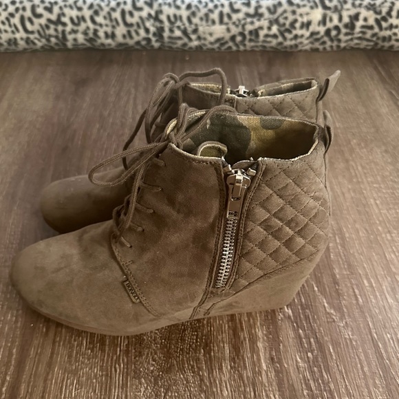 Bongo ankle boots size 9/12. - Picture 3 of 3